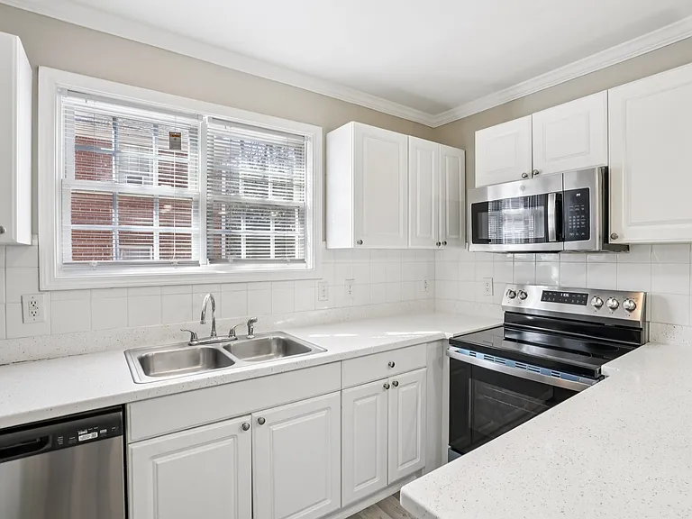 Buckhead Townhomes and Gardens — Photo 8