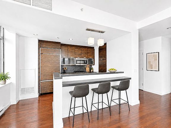 4th image of 101 W 24th St APT 15B