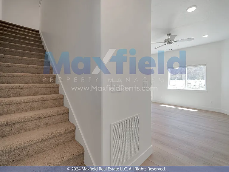 1592 N 1950 E — Photo 2