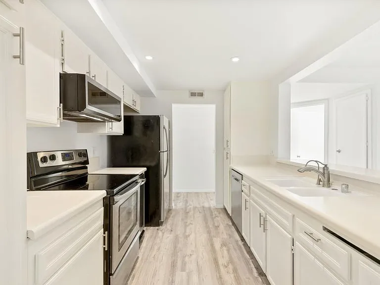 1040 E Washington Ave — Photo 19