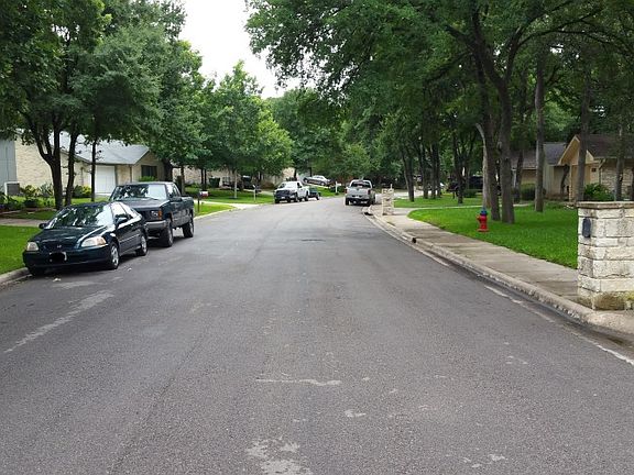 5th image of 417 Deerfoot Dr