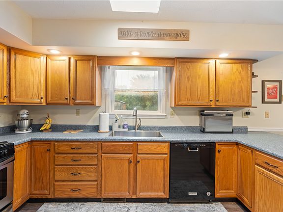 5th image of 10 Melodee Ln