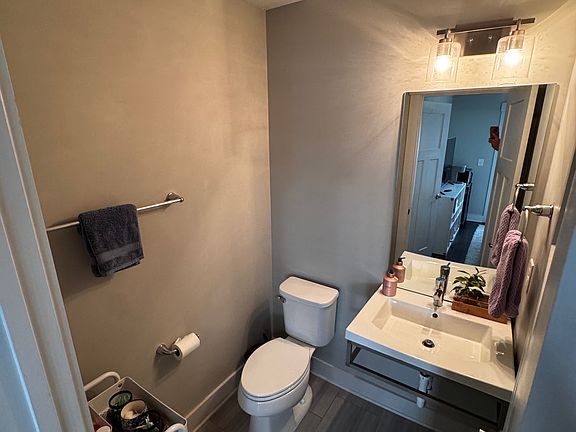 bathroom for the 1st floor bedroom