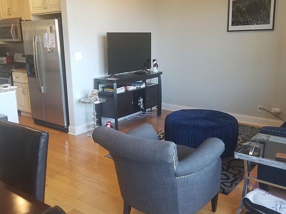 3rd image of 2352 W Byron St Unit 201