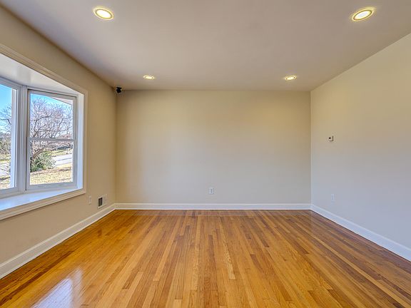 4th image of 4206 Sharolyn Dr