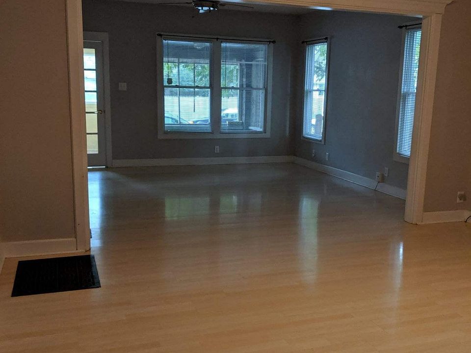 Living Room/Mud Room/Front Door/Screened Porch