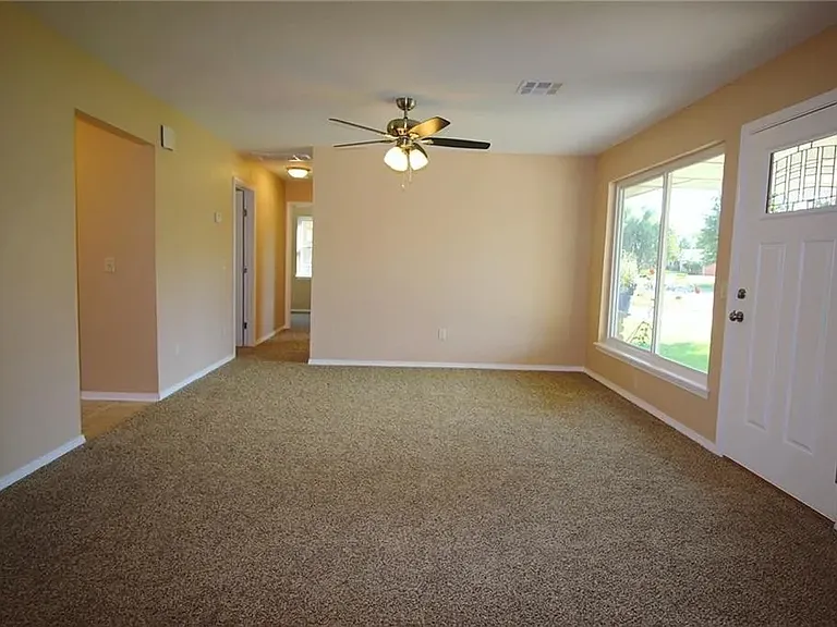213 Cherokee Ln — Photo 4