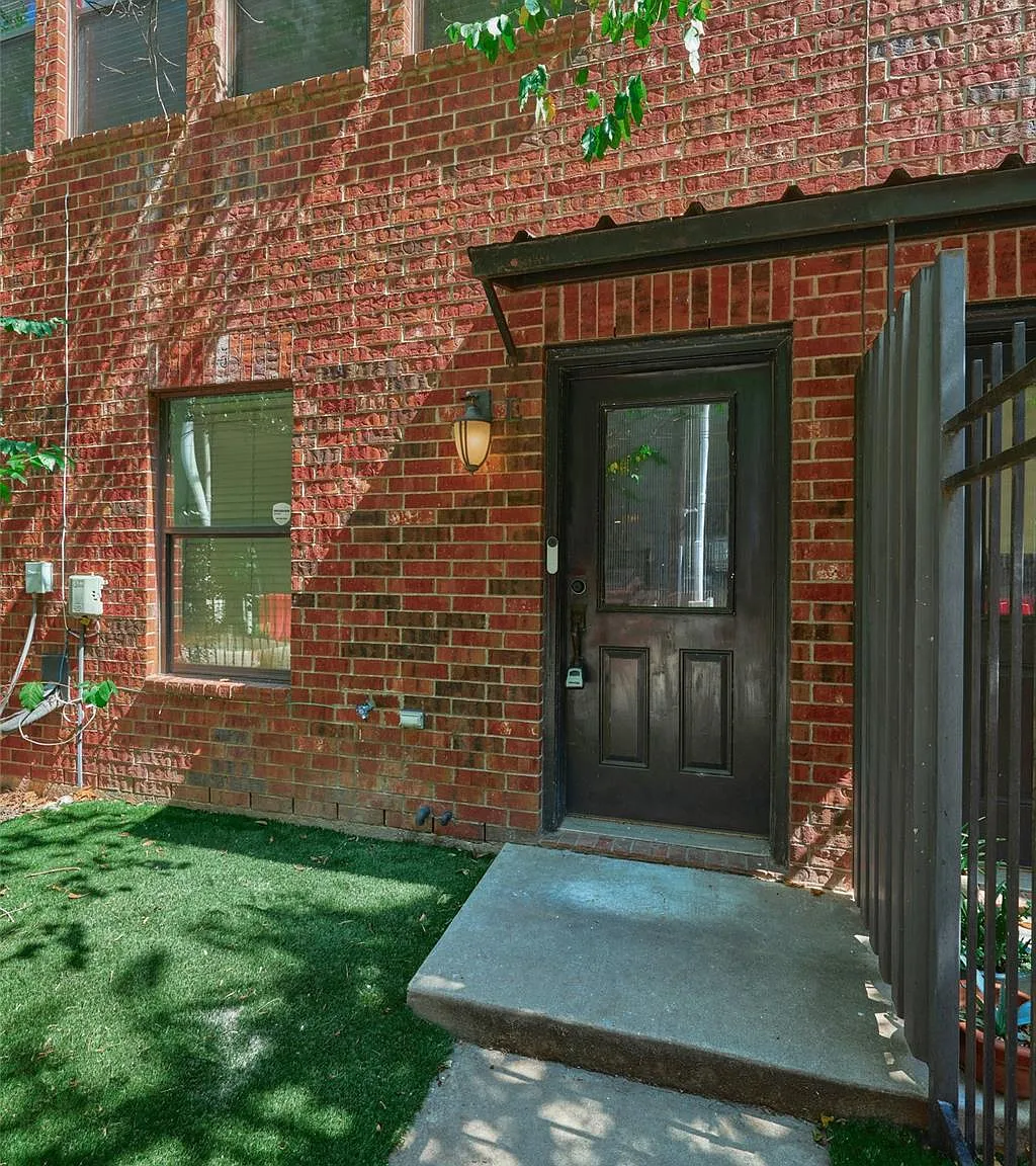 2 bed, 2.5 bath, 1624 sqft, $1,900 — Photo 4