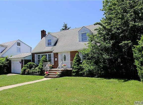2nd image of 730 Park Ln S