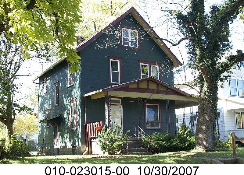 Great Investment Property. Tenant pays $725.