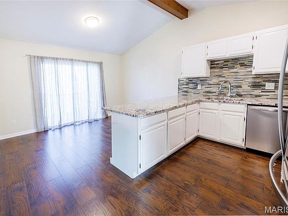 4th image of 1432 Surrey Ln