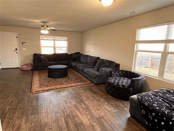 3rd image of 951 Jessica Leigh St