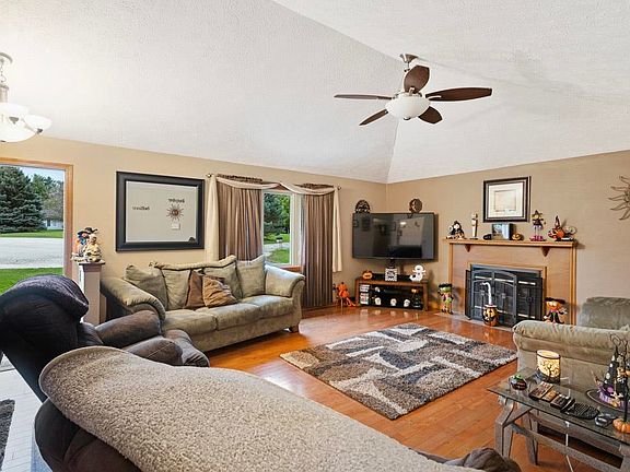 3rd image of 9597 Sagewood Dr