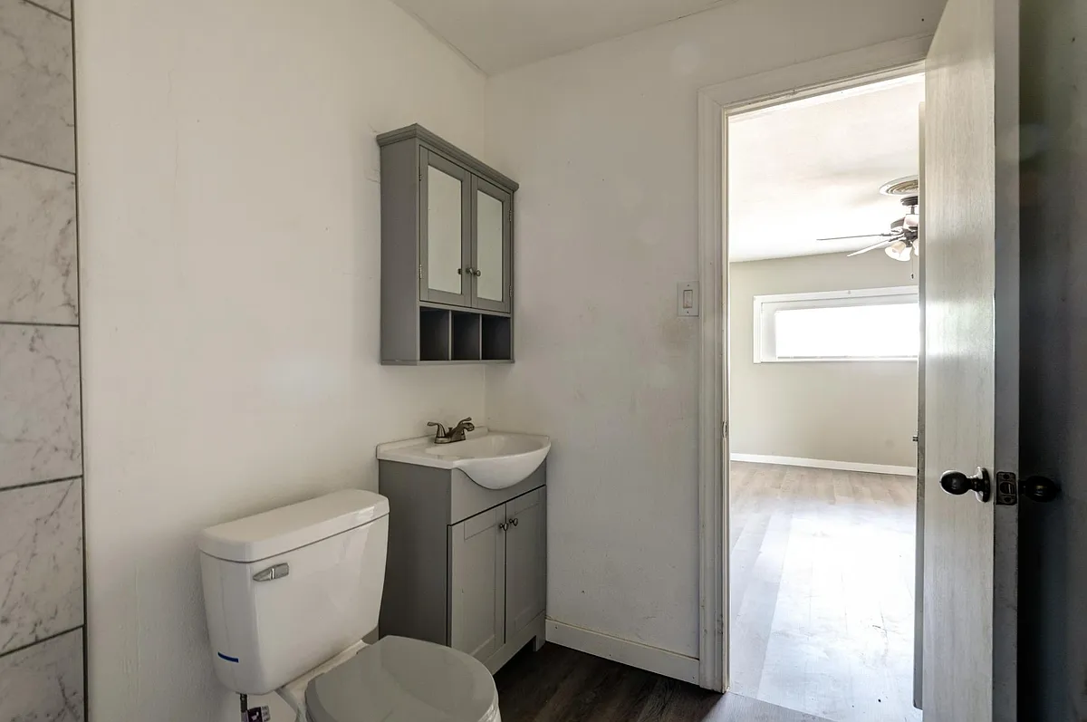 Master bathroom - 5155 Encino Rd