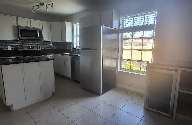 5240 NE 14th Way — Photo 5