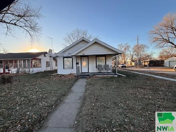 2137 Dewey St, Sioux City, IA 51109