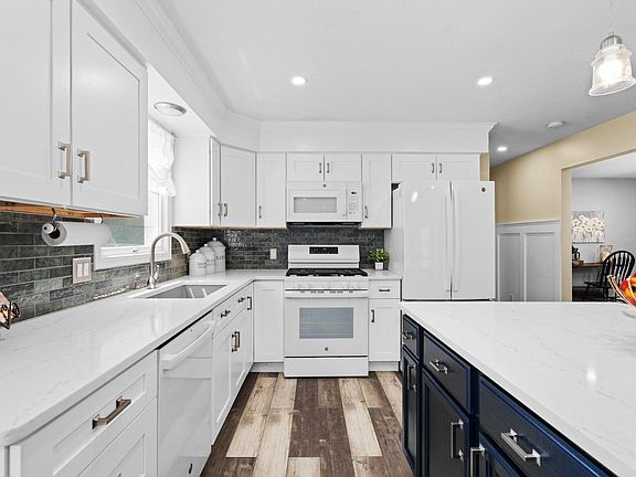 3rd image of 4205 Fox Hills Dr