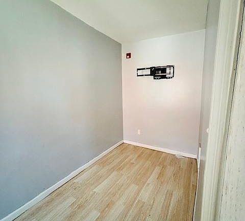 4th image of 240 W Glenwood Ave