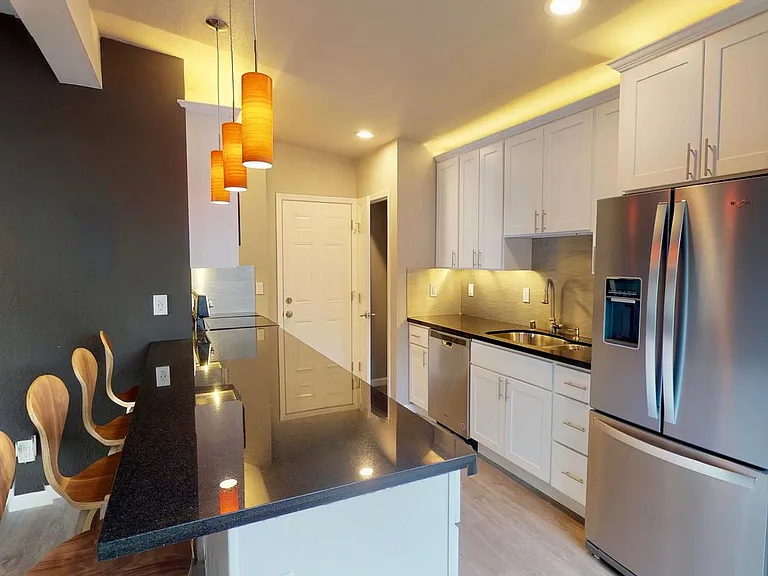 2410 Illinois St — Photo 4