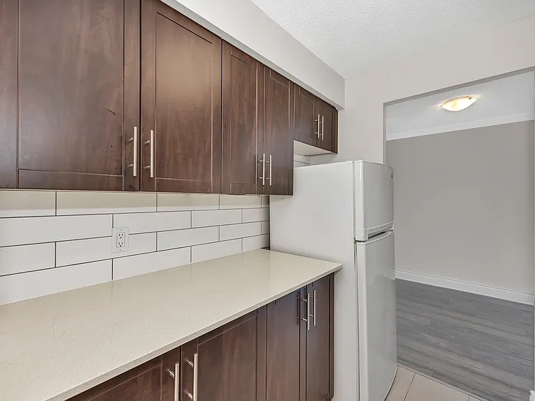 215 Clarence St — Photo 38