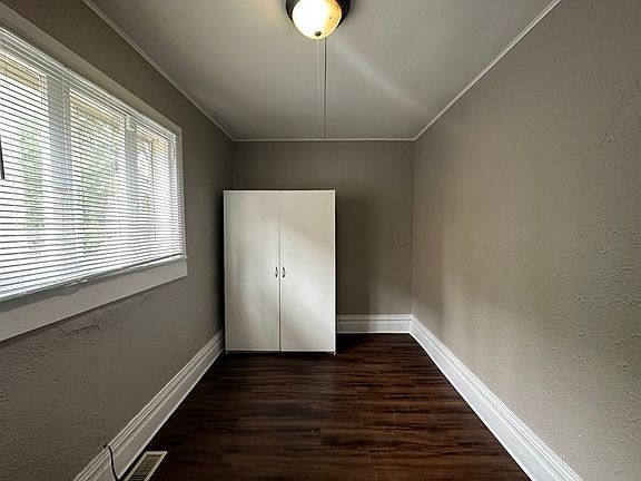 4th image of 923 S Park St