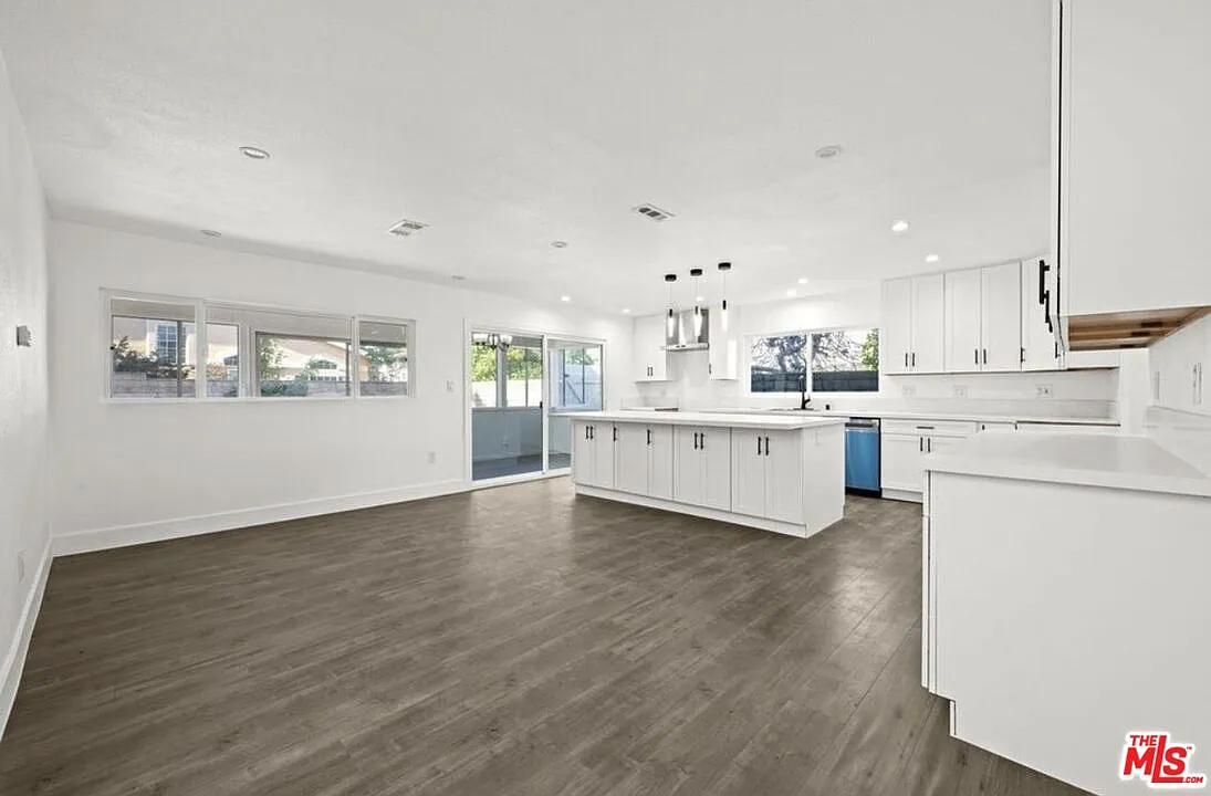 3 bed, 3.0 bath, 2220 sqft, $5,995 — Photo 3