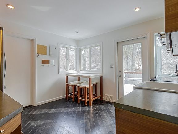 4th image of 19 Deerfield Dr