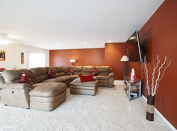 2nd image of 870 Stonehurst Dr