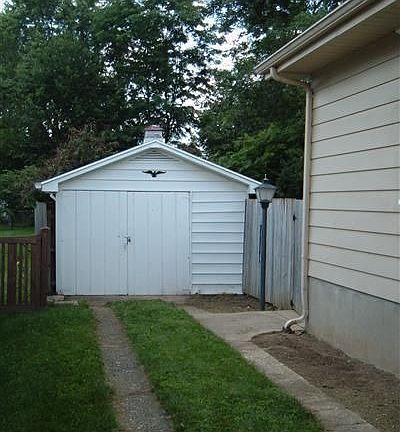 4th image of 2647 Hazel Ave
