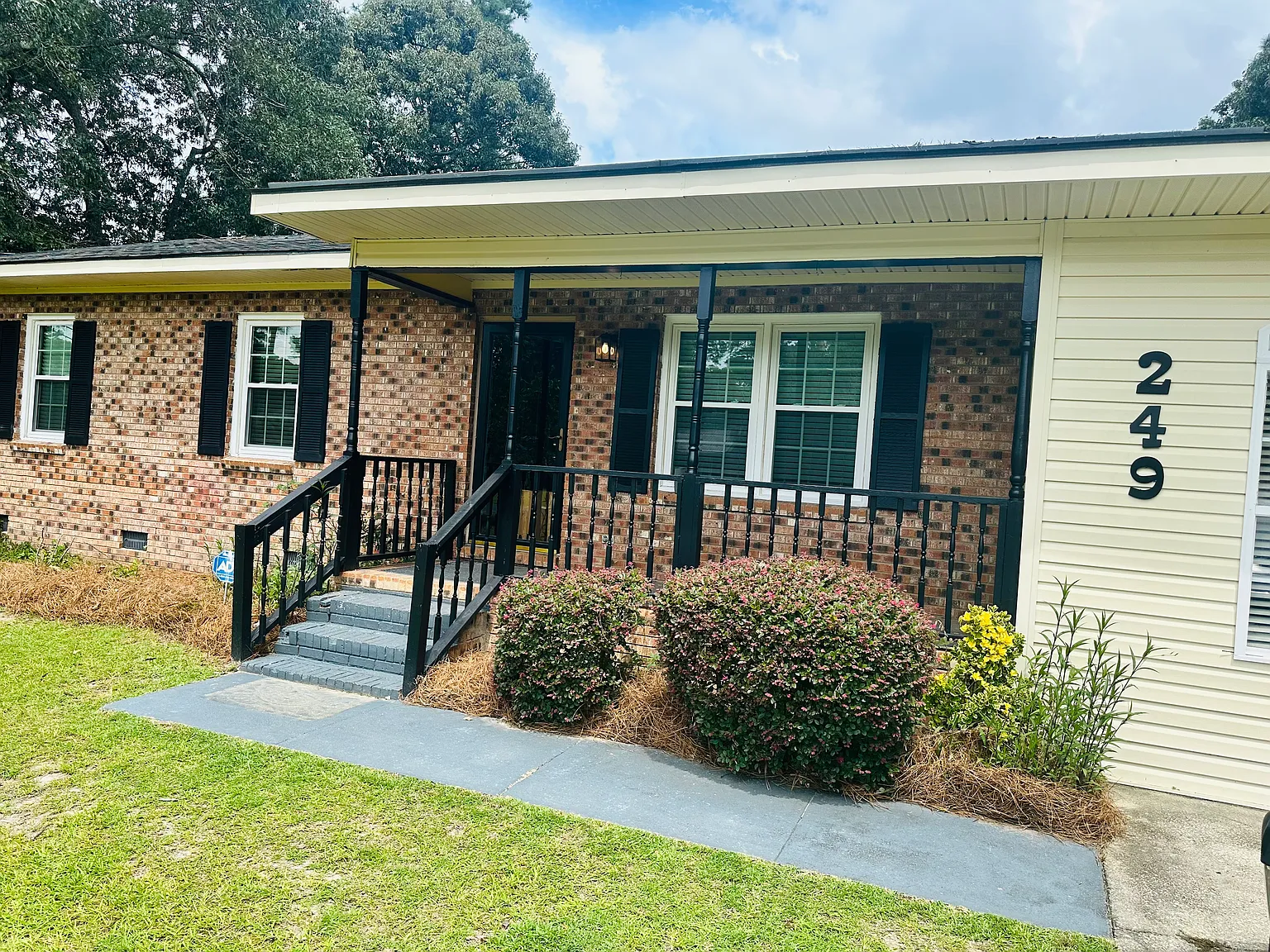 3 bed, 1.5 bath, 1300 sqft, $1,250 — Photo 1