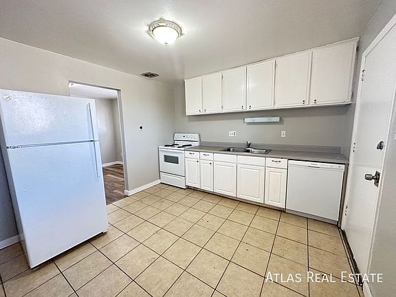 4th image of 2707 N Chestnut St APT 3