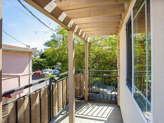 3rd image of 341 W Glenoaks Blvd APT 1