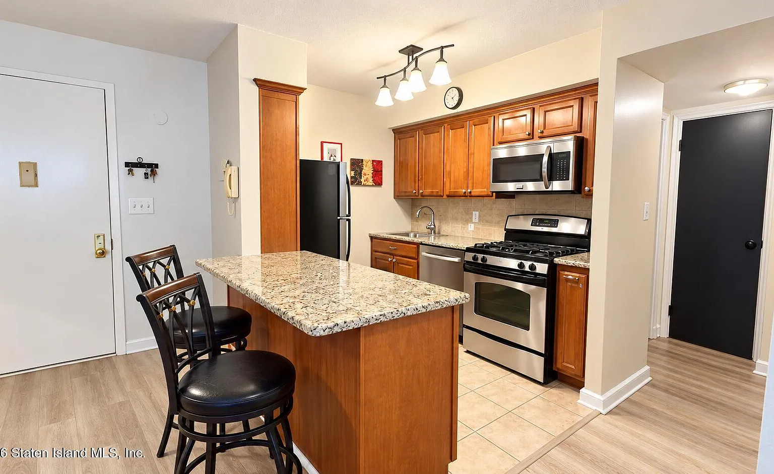 1 bed, 1.0 bath, 629 sqft, $2,100 — Photo 2