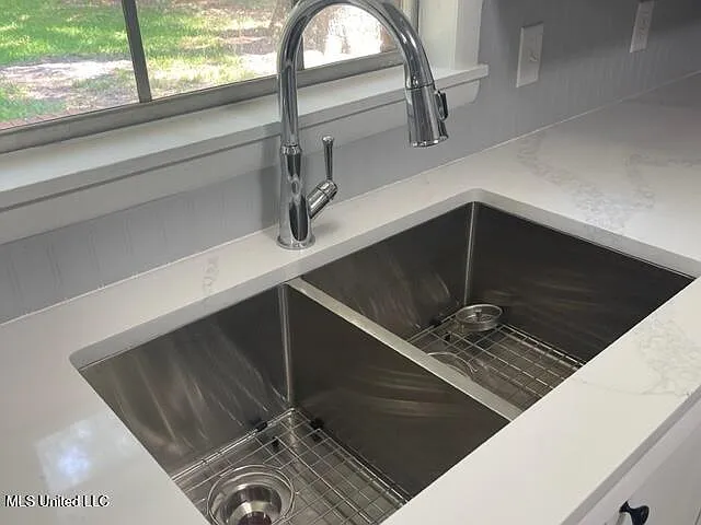 702 Persimmon Dr — Photo 8