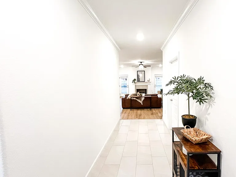 310 W Tyler Rd — Photo 2