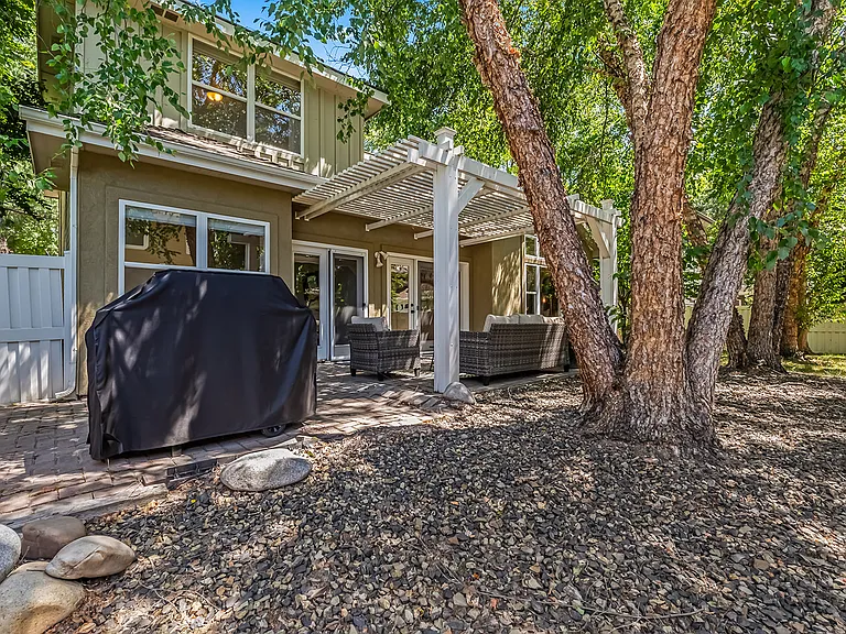 246 W Colchester Dr — Photo 52