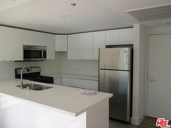4th image of 940 Larrabee St #408