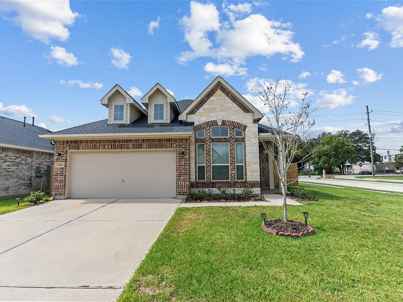 3 bed, 2.0 bath, 1450 sqft, $2,400 — Photo 1