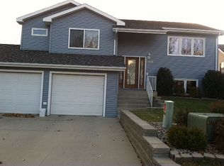 1458 Cottonwood Ave, Minot, ND 58701