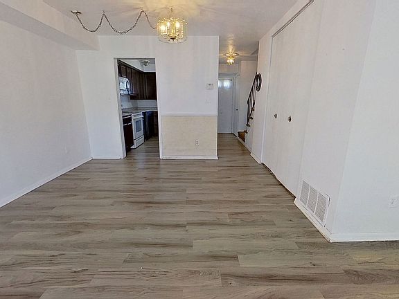 3rd image of 711 Hardwick Pl