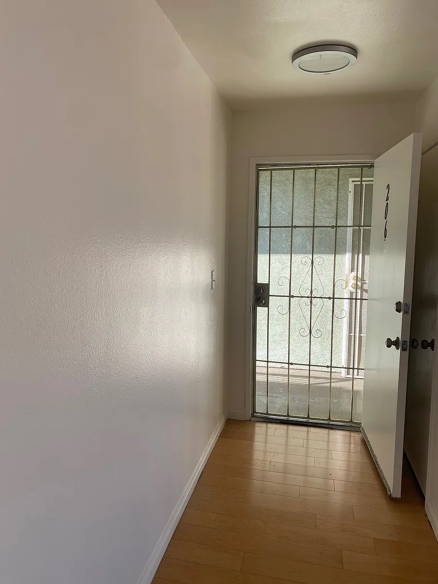Building Photo - 1566 Pine Ave #206