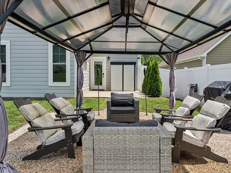 515 Villa Ln — Photo 36