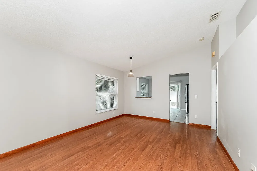 3 bed, 2.0 bath, 1319 sqft, $2,220 — Photo 4