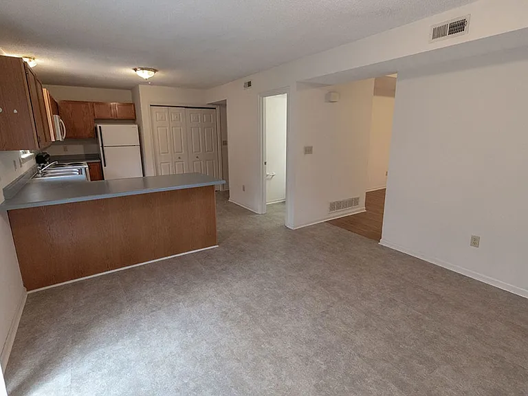 212-214 Nikki Way — Photo 9