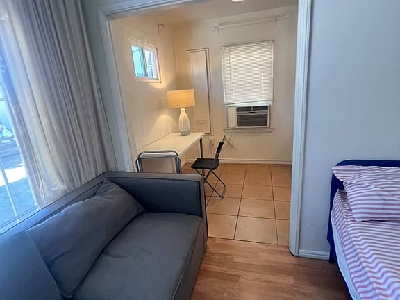 3rd image of 200 S Reeves Dr APT 5