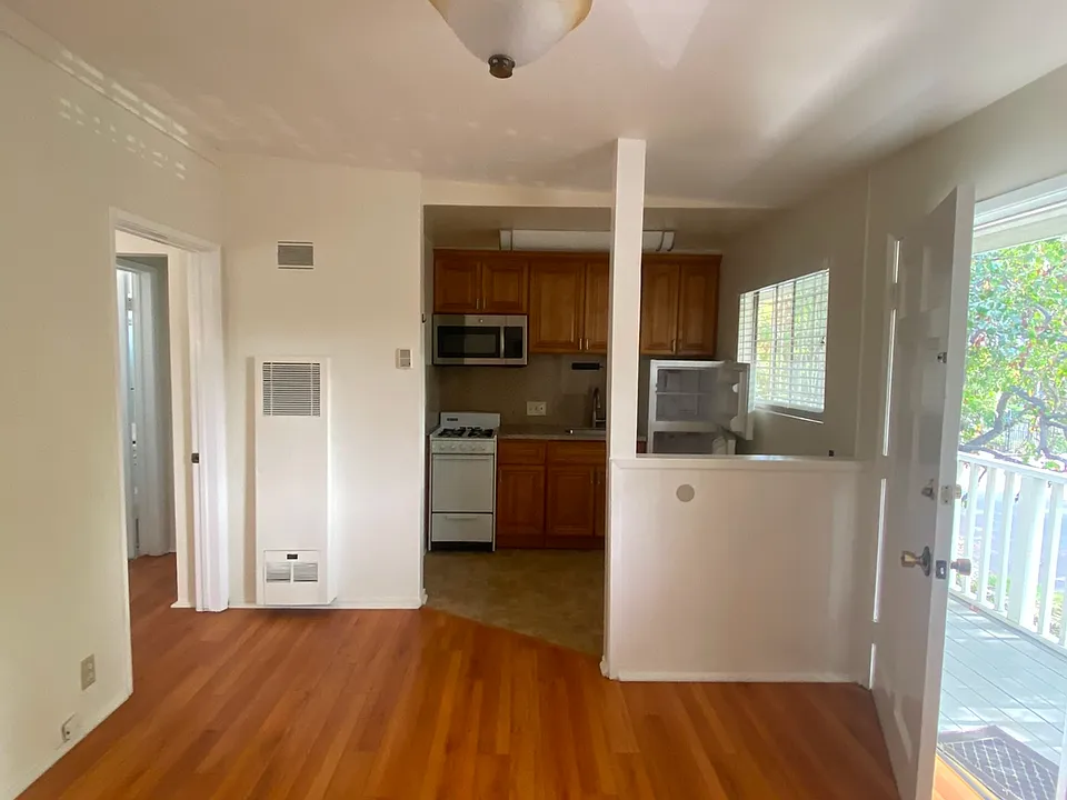 1121 W 27th St