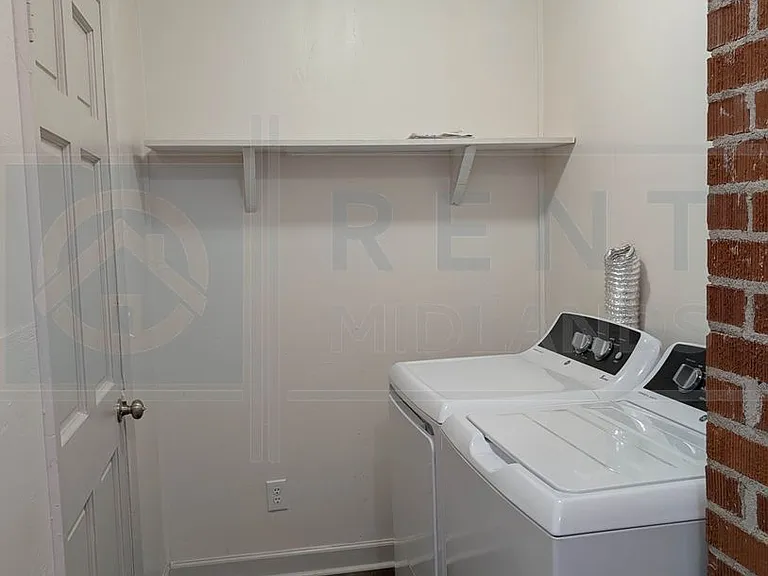 2307 Vine St — Photo 8