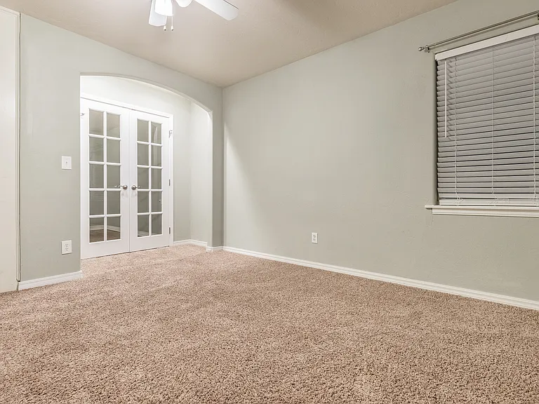 1906 Dorchester Dr — Photo 16