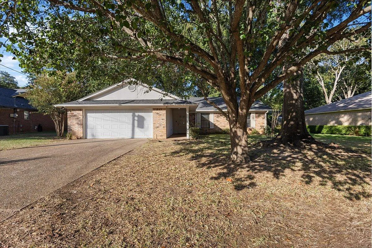 907 Peggy Dr — Photo 1