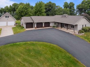 W9094 R&d Rd, Hortonville, WI 54944